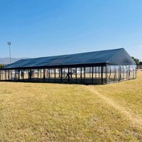 Tente de réception extérieure à grande portée avec structure noire pour mariages et événements