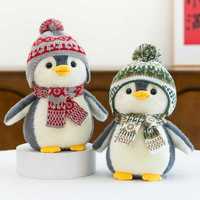 Peluche pingouin mignon avec bonnet et écharpe tricotés, poupée pingouin en peluche douce, cadeau de Noël et de l'hiver OEM ODM