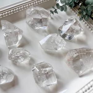 คริสตัลควอตซ์ใสสีรุ้งธรรมชาติขายส่ง งานฝีมือคุณภาพสูง แกะสลักด้วยมือ รูปทรงอิสระ หินบำบัด วินเทจ เฟิงสุ่ย - Product Image 2