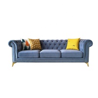Canapé Chesterfield carré moderne en tissu capitonné trois places avec pieds en bois – Idéal pour villa, école, sous-sol, salon – Styles de meubles