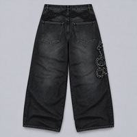 Jean en denim noir délavé sur mesure pour homme, coupe extra large, avec broderie en cordon ton sur ton et applique cloutée