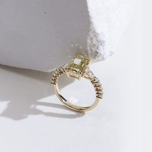 Anillo de compromiso y boda MSR-2246 de oro amarillo de 14 quilates con diamante amarillo de corte radiante cultivado en laboratorio - Product Image 4
