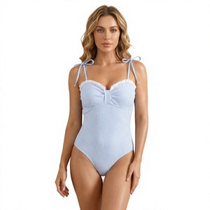 Traje de baño de una pieza a rayas para mujer con cuello halter, tirantes con volantes, escote corazón y control de abdomen, ideal para verano y playa, venta al por mayor. - Product Image 1