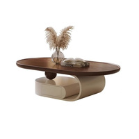 Table basse design minimaliste ronde à bords incurvés, style moderne rétro, pour salon, usage domestique, couleur noyer, style vintage.