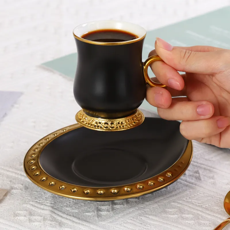 QYD turco té oro nuevo diseño negro y 12 Pcs mate esmalte <span class=keywords><strong>de</strong></span> 85CC taza Espresso y platillo conjunto <span class=keywords><strong>de</strong></span> porcelana con