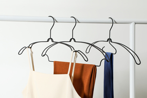Cintre en métal au design unique avec encoches antidérapantes, durable et résistant à la rouille, cintre moderne pour magasin <span class=keywords><strong>de</strong></span> vêtements - Product Image 6
