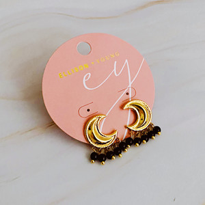 ต่างหูทรงพระจันทร์เสี้ยวประดับลูกปัดห้อย - Product Image 1