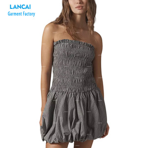 OEM Mini robe personnalisée pour les femmes pull style sans bretelles décolleté smocké corsage bouffant jupe décontracté été robe solide - Product Image 1