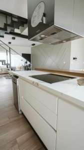 Armoire de cuisine américaine en bois massif à plusieurs niveaux, sur pied, avec étagère de rangement pour la salle à manger et l'organisation - Product Image 5