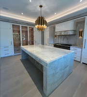 Cuisine moderne de luxe sur mesure, armoires blanches laquées style Shaker avec grand îlot en marbre pour projet de villa