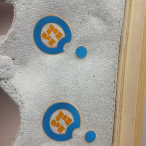 맞춤형 3D 실리콘 3D 실리콘 열 전달 라벨 의류 및 티셔츠 열 적용 롤 모양에 대한 광택 양각 목 패치 - Product Image 4