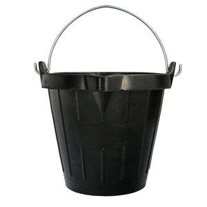 Seau industriel en caoutchouc de 10 litres avec bec verseur - Product Image 1