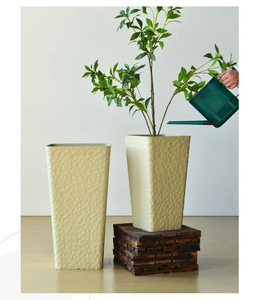Maceta Cuadrada de Plástico con Acabado Perlado y Textura Martillada, Estilo Moderno, Transpirable y Duradera para Plantas Verdes - Product Image 3