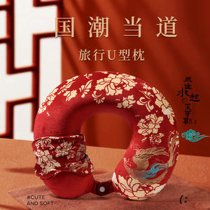 Oreiller de voyage en forme de U Fengshuiqi en velours rouge avec motif grue et carpes koï, portable pour avion et siestes au bureau - Product Image 1