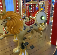Manège de luxe à deux étages avec chevaux, style antique, à vendre