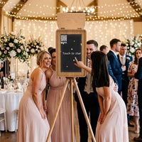 Machine Photobooth Vintage en Bois et Aluminium Effet Bois avec Écran Tactile 21,5 Pouces, Trépied et Support pour Appareil Photo Reflex Numérique, Kiosque Selfie pour Mariages et Événements