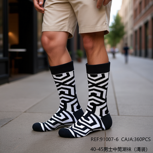 Calzini da Uomo a Metà Polpaccio 40-45 Neri Bianchi con Motivo Geometrico alla Moda - Product Image 3