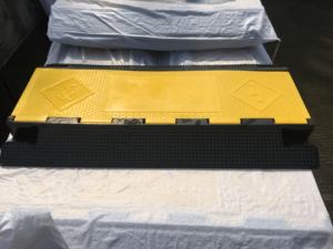 2025 Zhejiang Offre Spéciale protecteur de canal de haute qualité 3 bosse 3 canaux ralentisseur protecteur de câble électrique plancher - Product Image 4