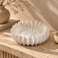 Bol décoratif en céramique crème avec un design de pétales sculptés, plateau irrégulier pour la décoration moderne de la maison