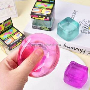 En stock, prix de gros : Boîte de présentation de balles sensorielles apaisantes à presser, anti-stress et anti-anxiété, jouets soupleurs type fidget et jouets en forme de glaçon, en coffret cadeau - Product Image 4
