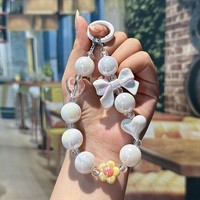 Chaîne de perles colorées en forme de cœur avec nœud - Accessoire mignon et tendance pour sacs de filles, coques de téléphone, etc.