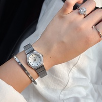 Montre de luxe vintage Scottie 9887, design élégant, quartz, lunette en cristal brillant, cadran en nacre naturelle, acier inoxydable, cadeau pour femme