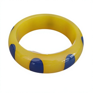 Juego de Brazaletes de Resina Acrílica Amarilla de Lujo 2026, Diseño Moderno y Elegante con Patrón de Puntos Rojos y Negros, Joyería Unisex de Moda - Product Image 2