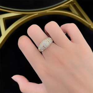 Anello di Fidanzamento di Lusso Prestigioso con Diamanti, Oro Giallo 18K, Diamanti Coltivati in Laboratorio, Taglio Brillante Rotondo, Certificato IGI per Donne - Product Image 5