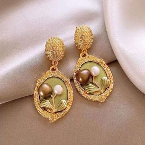 ต่างหูรูปดอกไม้สไตล์ฝรั่งเศสย้อนยุคสีเขียวแบบภาพวาดสีน้ำมัน ประดับมุกสไตล์บาโรกหรูหราเบาๆ สำหรับงานปาร์ตี้สีทองสุดอินเทรนด์ - Product Image 2