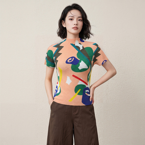 Blusa Casual da <span class=keywords><strong>Donna</strong></span> Miyake Estate 2026 a Maniche Corte, Plissettata, Elastica, Compressa, Traspirante, con Stampa Geometrica e Collo Alto, ad Asciugatura Rapida - Product Image 1