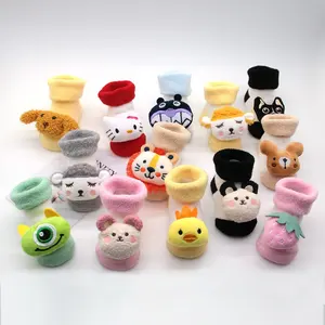 Chaussettes en gros 3D mignonnes à motif de dessin animé pour nouveau-nés de 0 à 12 mois, épaisses en tissu éponge, avec hochets intégrés, respirantes, type chaussons pour bébés - Product Image 1
