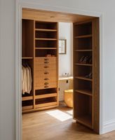 Armoire de luxe Vermonhouzz en bois foncé avec portes vitrées et éclairage LED, dressing intégré avec tiroirs
