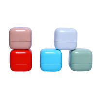 Boîte à bagues mini tendance avec lumières LED, finition brillante haut de gamme, bords arrondis lisses, emballage pour bijoux disponible en stock