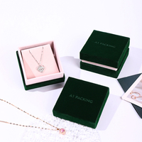 Boîte à bijoux élégante en velours vert forêt avec intérieur rose blush pour la présentation et l'affichage de colliers et bagues