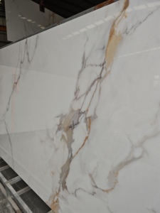 Dalle en pierre frittée Calacatta Gold brillante au design moderne, pour comptoirs <span class=keywords><strong>de</strong></span> cuisine et murs <span class=keywords><strong>de</strong></span> salle à manger/salon. - Product Image 4