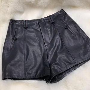 Shorts da donna <span class=keywords><strong>neri</strong></span> a vita alta <span class=keywords><strong>in</strong></span> vera <span class=keywords><strong>pelle</strong></span>, modello A-line, snellenti, con dettaglio bottoni - Product Image 1