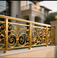 Rampe d'escalier en fer forgé noir au design moderne avec balustrade en verre pour balcon