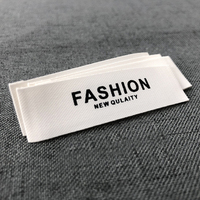 Fabricant d'étiquettes tissées avec logo de marque de vêtement personnalisée, vêtements T-shirts étiquettes de cou en tissu étiquettes de vêtements damassés.