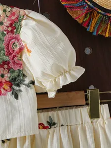 Conjunto de Ropa para Niñas Pequeñas al por Mayor, Blusa con Mangas Abullonadas y Bordado de Flores + Falda, Conjunto de 2 Piezas - Product Image 4