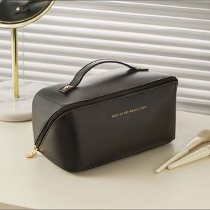 Trousse de Toilette Carrée de Luxe en Cuir pour Femme avec Design Imprimé en Letterpress et Fermeture Éclair de Voyage - Product Image 6