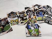 En gros, Lot de cartes originales Topps Ju Ventus Team Set 2025-2026 pour Football et NBA Star Sport, incluant des cartes Mcfc, en boîte papier pour le jeu