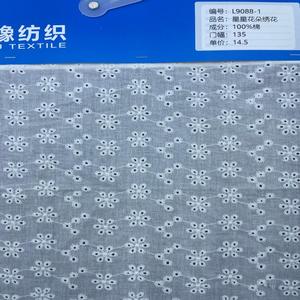 Vải thêu hữu cơ thân thiện với môi trường 100% <span class=keywords><strong>cotton</strong></span> dệt hiện đại, thiết kế tùy chỉnh, thoáng khí, màu trắng, kiểu mắt cáo, dành cho trang phục cưới nữ - Product Image 2