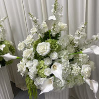 Décoration de mariage : Centre de table en hydrangeas blancs et verts irréguliers, couleurs personnalisables