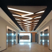 Plafond suspendu moderne en alliage d'aluminium couleur bois avec caractéristiques ignifuges, insonorisées et imperméables