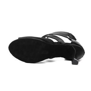 Nouvelles <span class=keywords><strong>chaussures</strong></span> <span class=keywords><strong>de</strong></span> <span class=keywords><strong>danse</strong></span> latine pour femmes <span class=keywords><strong>en</strong></span> satin D49 <span class=keywords><strong>chaussures</strong></span> <span class=keywords><strong>de</strong></span> <span class=keywords><strong>danse</strong></span> <span class=keywords><strong>de</strong></span> salle <span class=keywords><strong>de</strong></span> <span class=keywords><strong>danse</strong></span> peuvent être personnalisées <span class=keywords><strong>en</strong></span> couleur et hauteur <span class=keywords><strong>de</strong></span> talon <span class=keywords><strong>en</strong></span> gros - Product Image 4