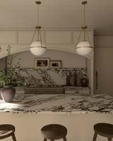 Meubles de cuisine sur mesure de luxe Vermonhouzz, deux tons, avec crédence en marbre et quincaillerie en laiton pour hôtel haut de gamme