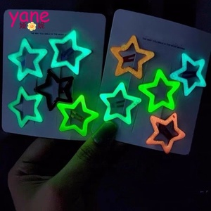 YANE最新的糖果发饰关于氟铬发夹，它在夜间闪耀着星星和心形的发夹 - Product Image 1