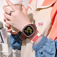 Jam tangan elektronik Digital blok LED baru pabrik Yishi untuk pria dan wanita pecinta siswa dan pacar jam tangan olahraga