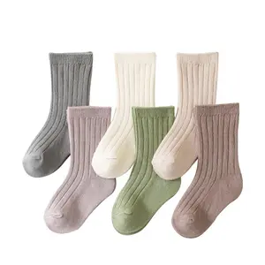 Yenidoğan bebek saf pamuk ter-emici rahat ve elastik bebek kaymaz düz renk yürümeye başlayan çorap