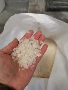 อะลูมิเนียมซัลเฟต (อะลัม) เกรดอุตสาหกรรม สำหรับบำบัดน้ำ ผงสีขาวแบบเกล็ด CAS 10043-01-3 - Product Image 3